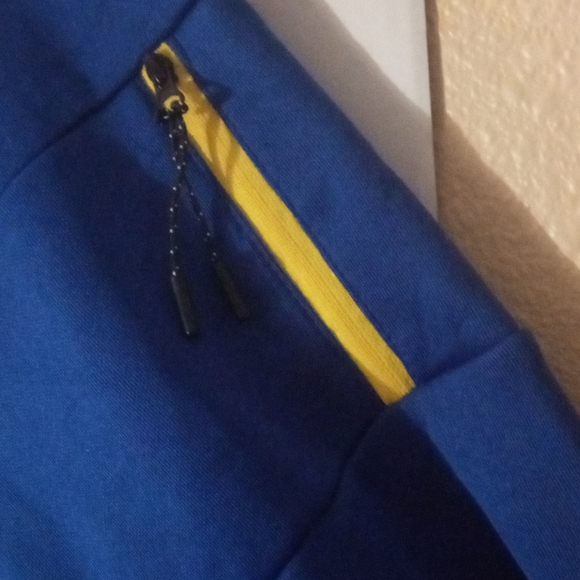 Golden State warriors sweater the sizes medium it's a hoodie color blue - Picture 6 of 10